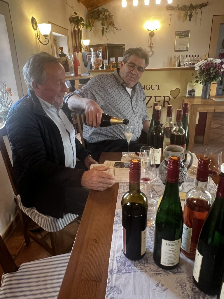 Bernd mit Winzer Stefan Herzer in Naumburg