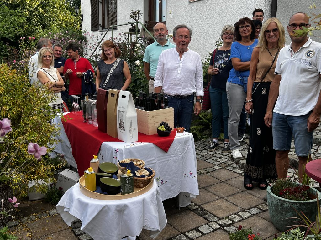 Bernd mit Gästen vor der WeinRemise